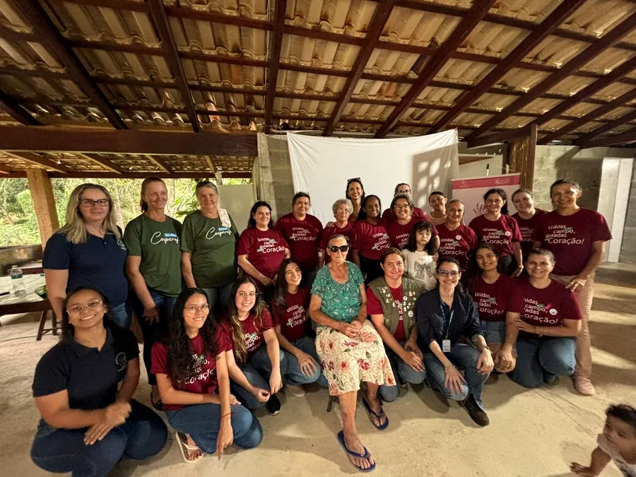 Agricultoras da AMAF reunidas em encontro, de camiseta vinho